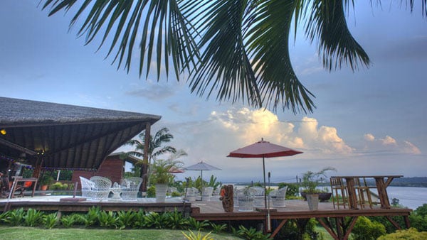 Deco-Stop-Lodge-Natangora-roof-over-infinity-pool